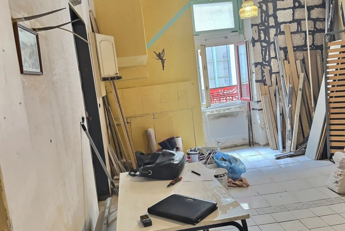 Appartement T3 à rénover de 73 m² à Saint-Gilles — Centre historique 