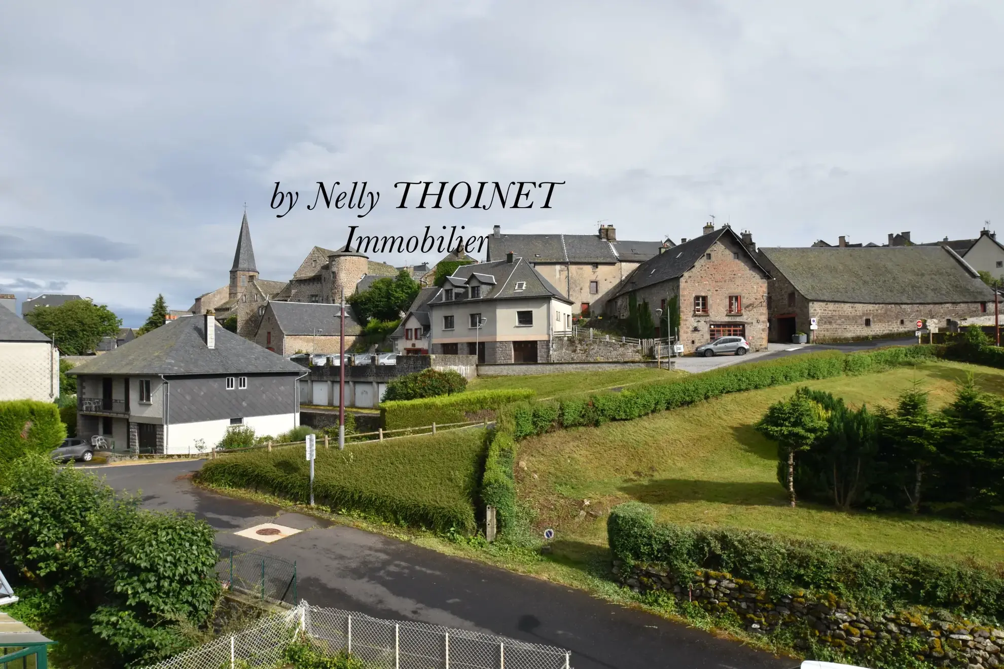 Appartement T3 à Besse et Saint-Anastaise avec balcon, cave, dans charmante ville médiévale en Auvergne 