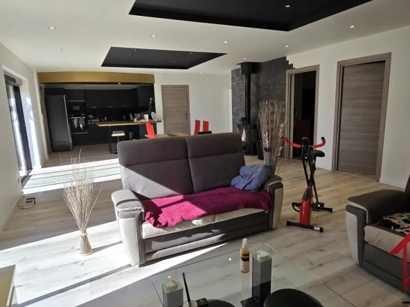 Maison moderne de 122 m² avec terrasse à Rioz, hautes spécificités et proximité des grandes villes