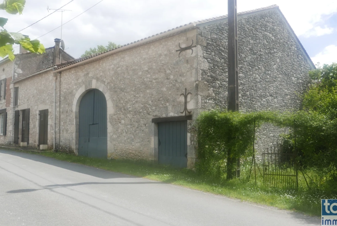 Maison en pierre à vendre à Sigoules avec dépendances et jardin 