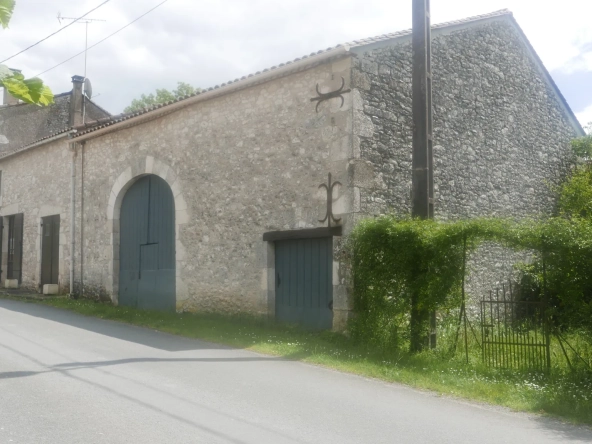 Maison en pierre à vendre à Sigoules avec dépendances et jardin