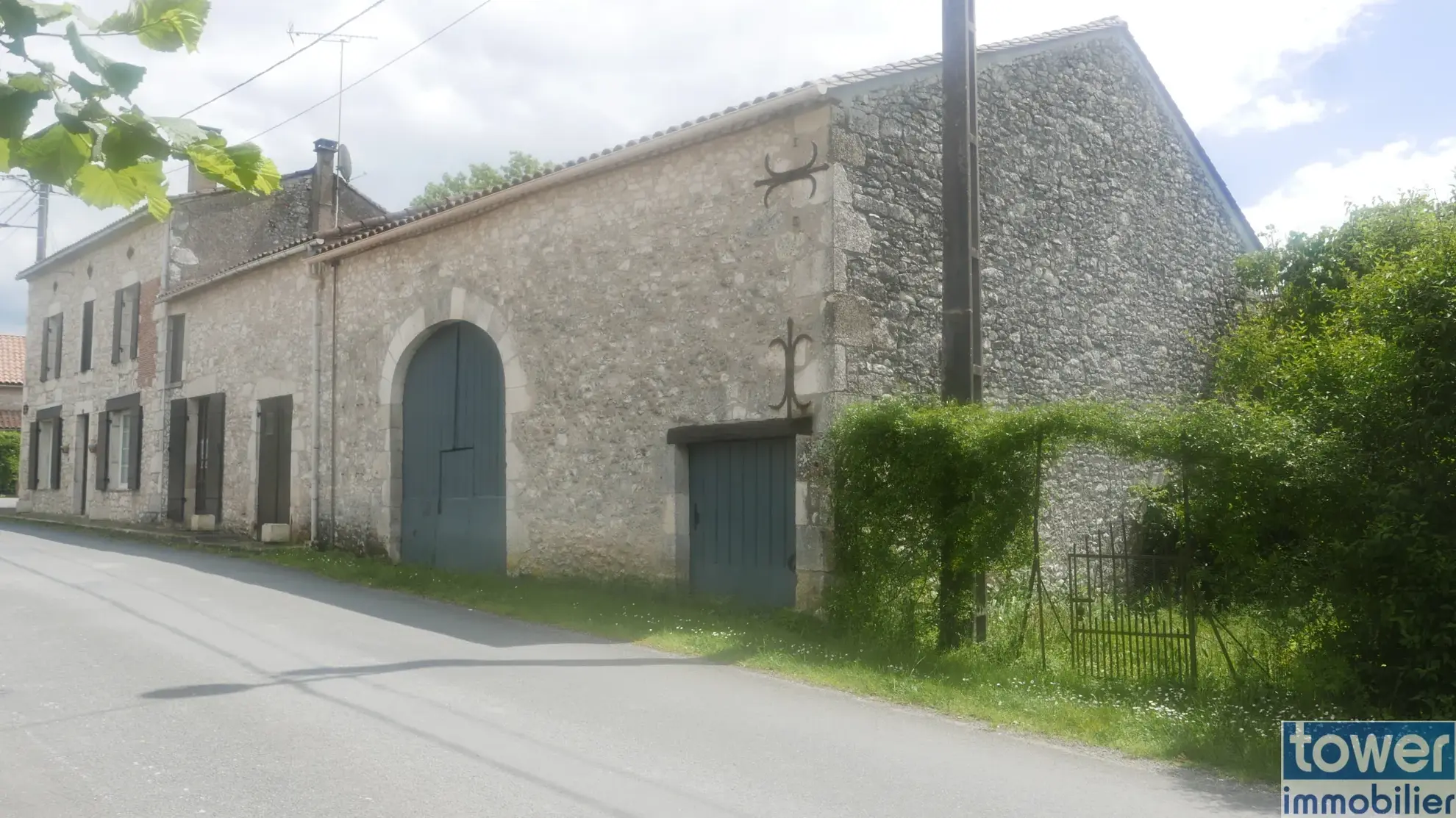 Maison en pierre à vendre à Sigoules avec dépendances et jardin 