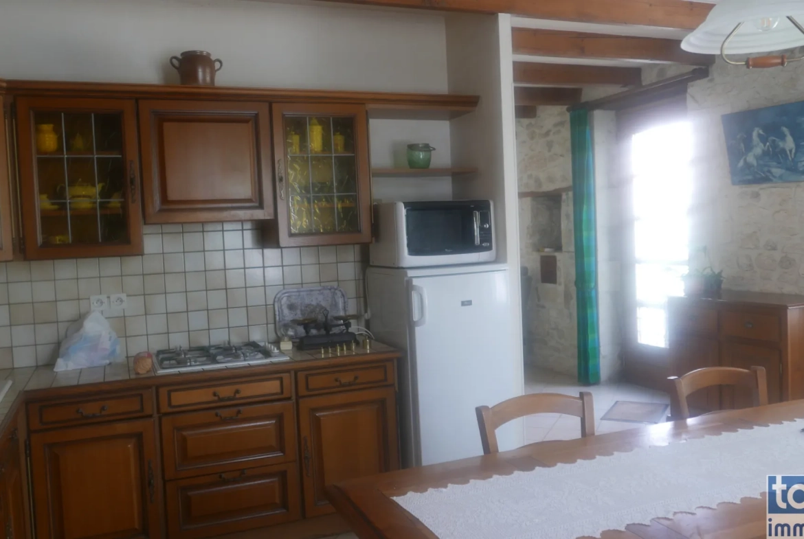 Maison en pierre à vendre à Sigoules avec dépendances et jardin 