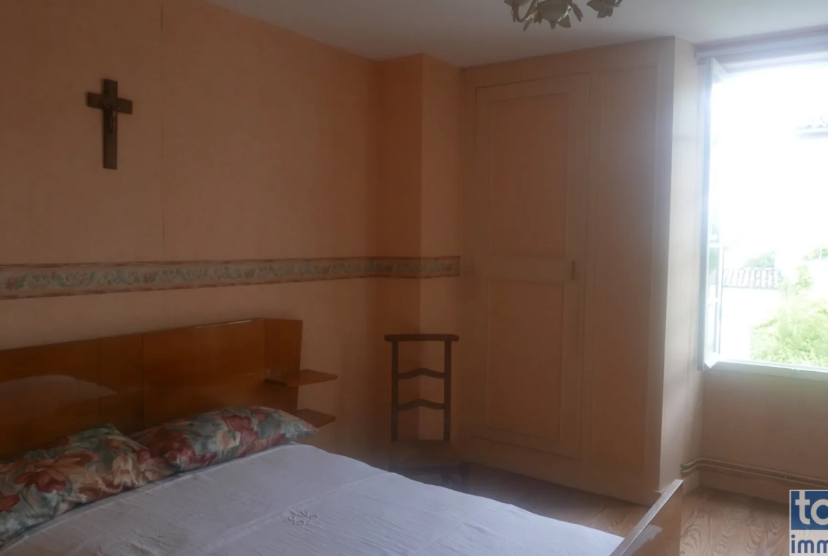 Maison en pierre à vendre à Sigoules avec dépendances et jardin 