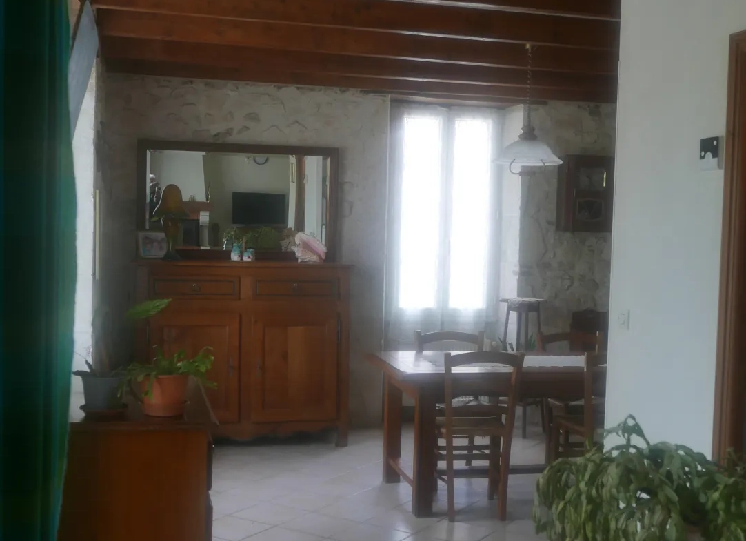 Maison en pierre à vendre à Sigoules avec dépendances et jardin 