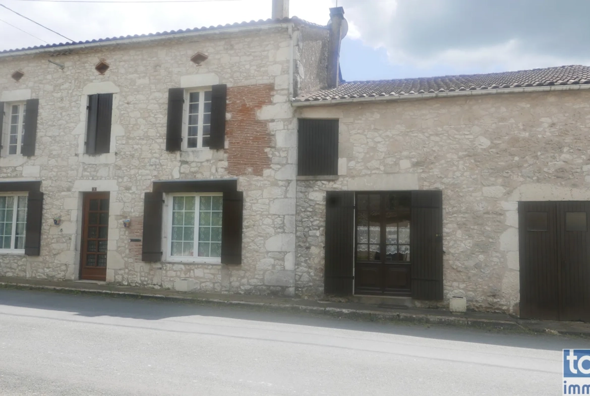 Maison en pierre à vendre à Sigoules avec dépendances et jardin 