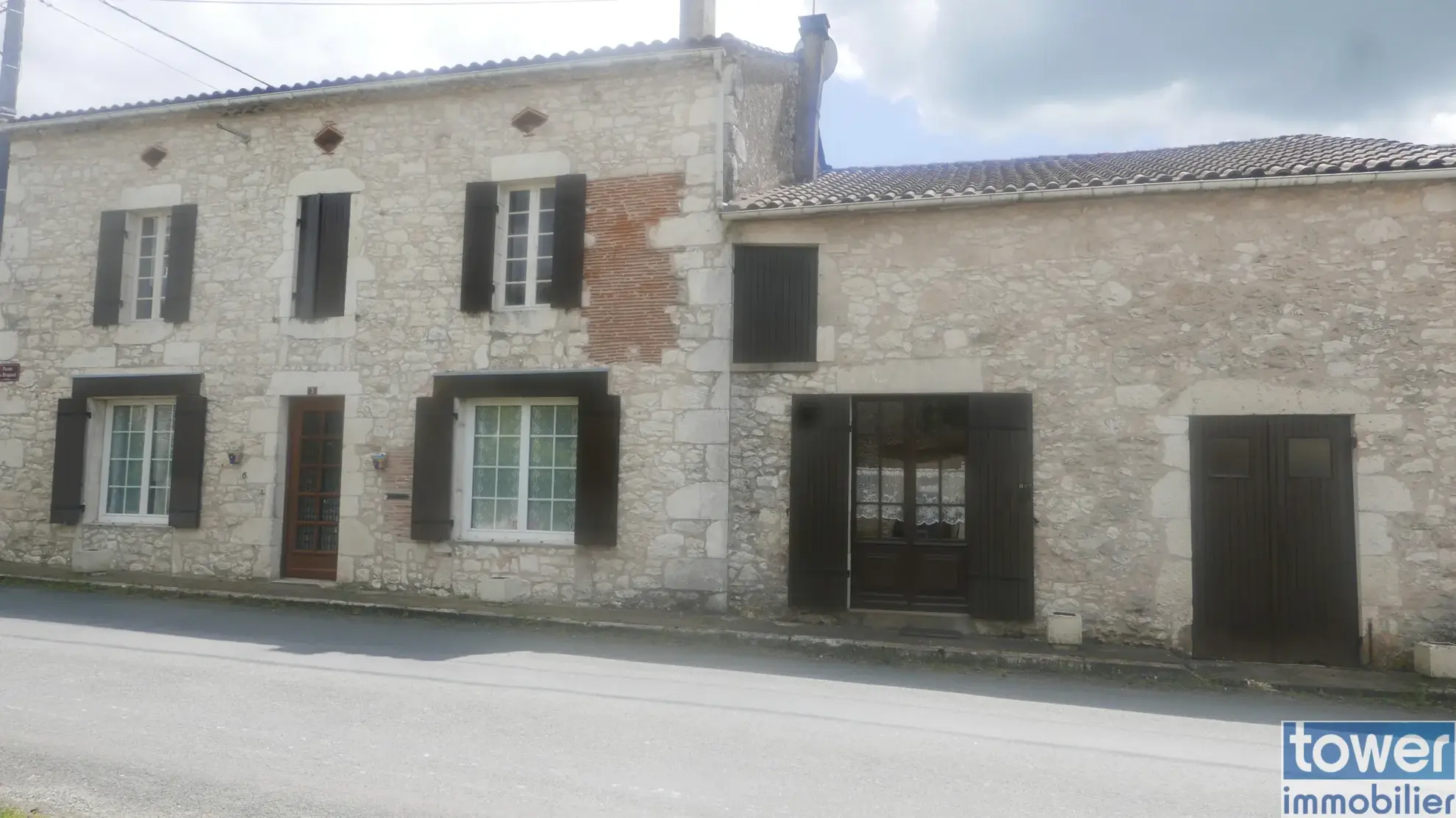 Maison en pierre à vendre à Sigoules avec dépendances et jardin 
