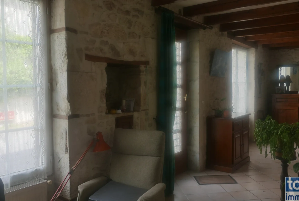 Maison en pierre à vendre à Sigoules avec dépendances et jardin 