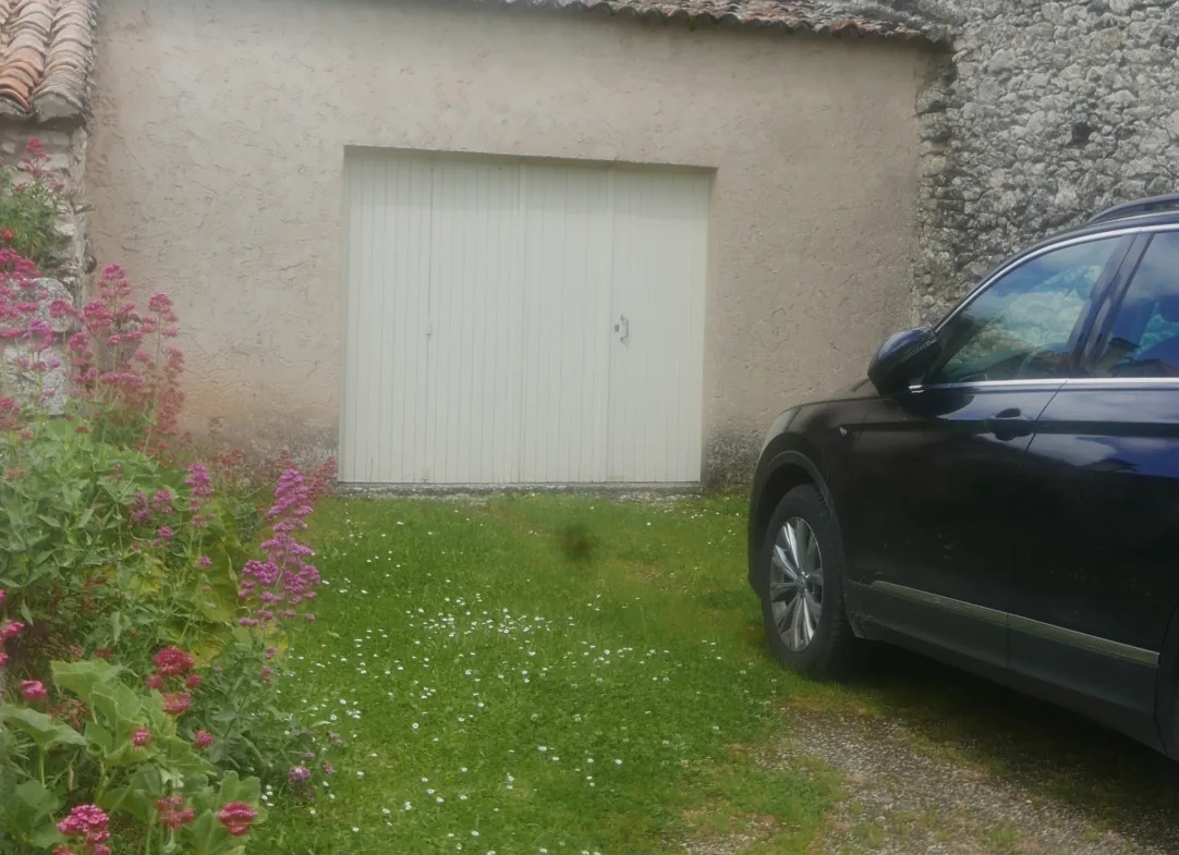 Maison en pierre à vendre à Sigoules avec dépendances et jardin 