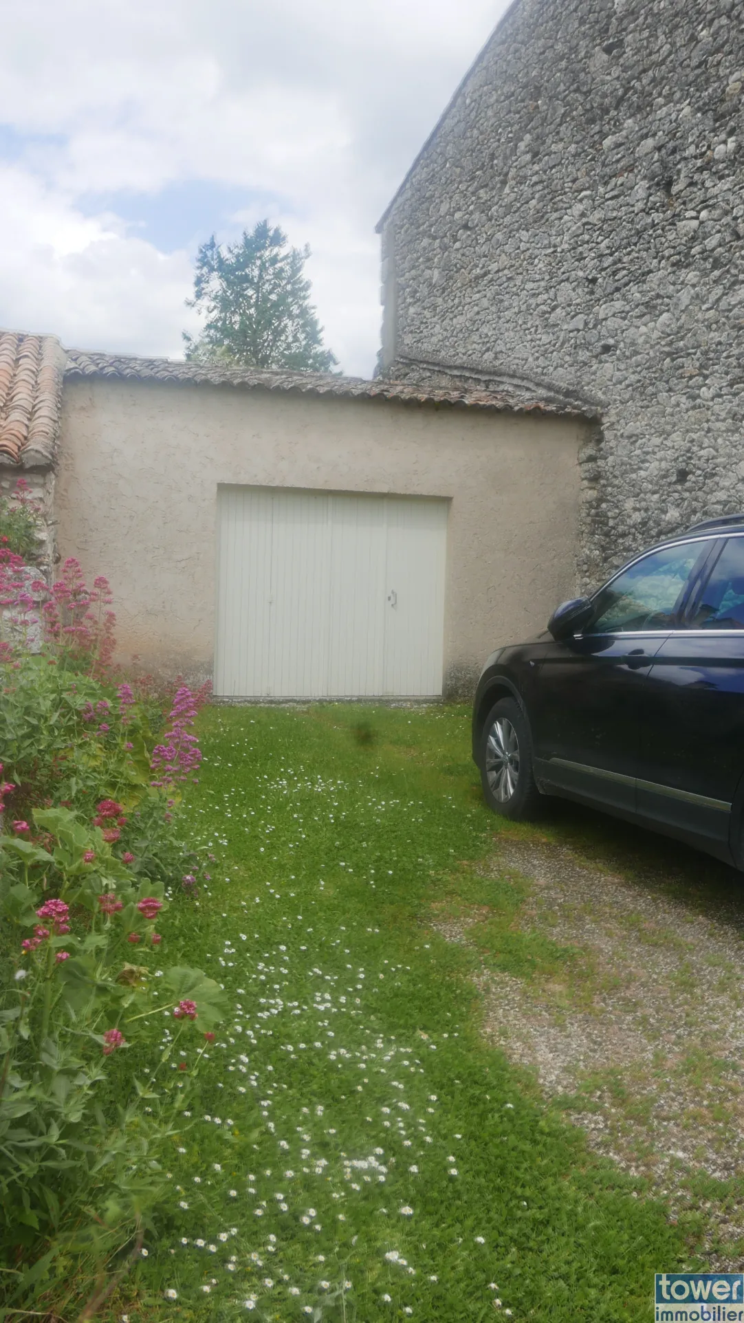 Maison en pierre à vendre à Sigoules avec dépendances et jardin 