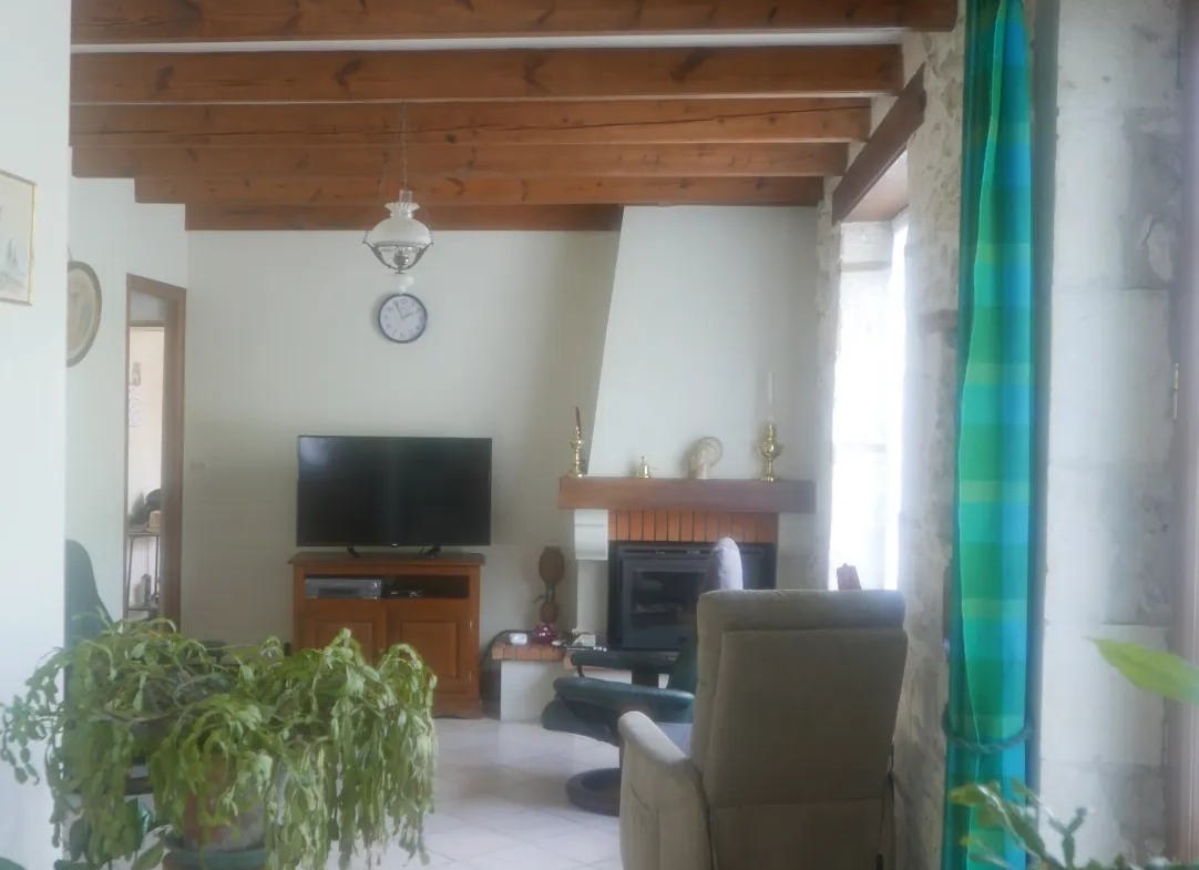 Maison en pierre à vendre à Sigoules avec dépendances et jardin 