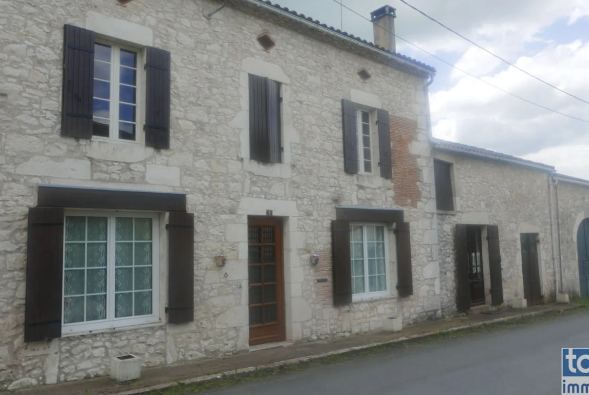 Maison en pierre à vendre à Sigoules avec dépendances et jardin 