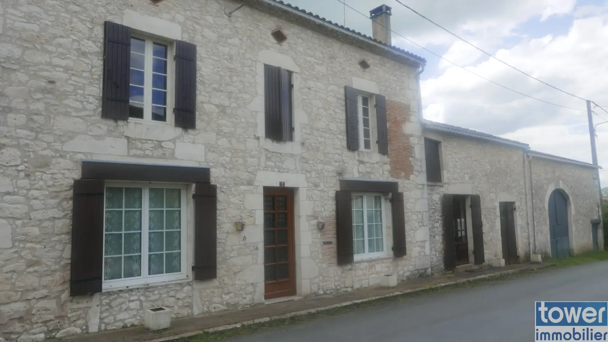 Maison en pierre à vendre à Sigoules avec dépendances et jardin 