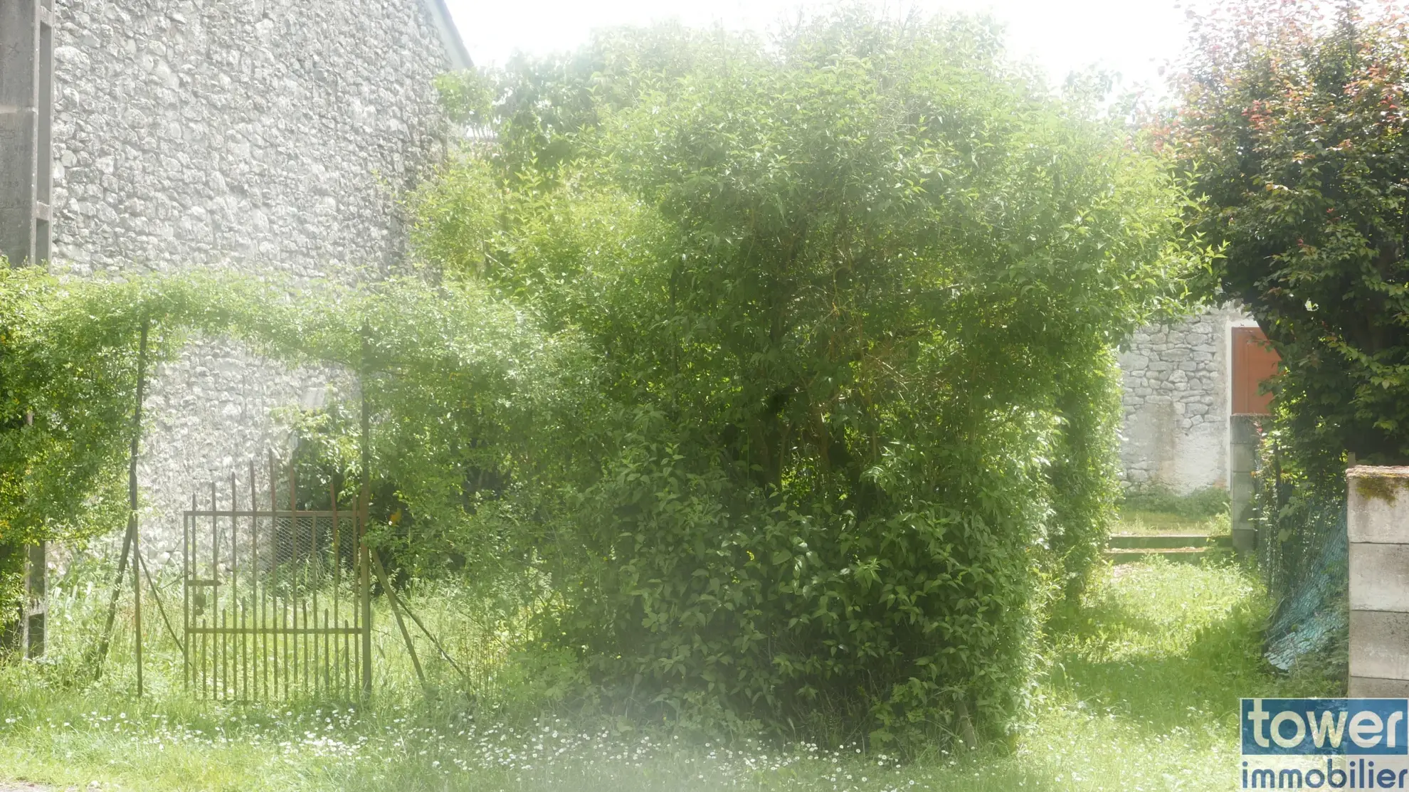 Maison en pierre à vendre à Sigoules avec dépendances et jardin 