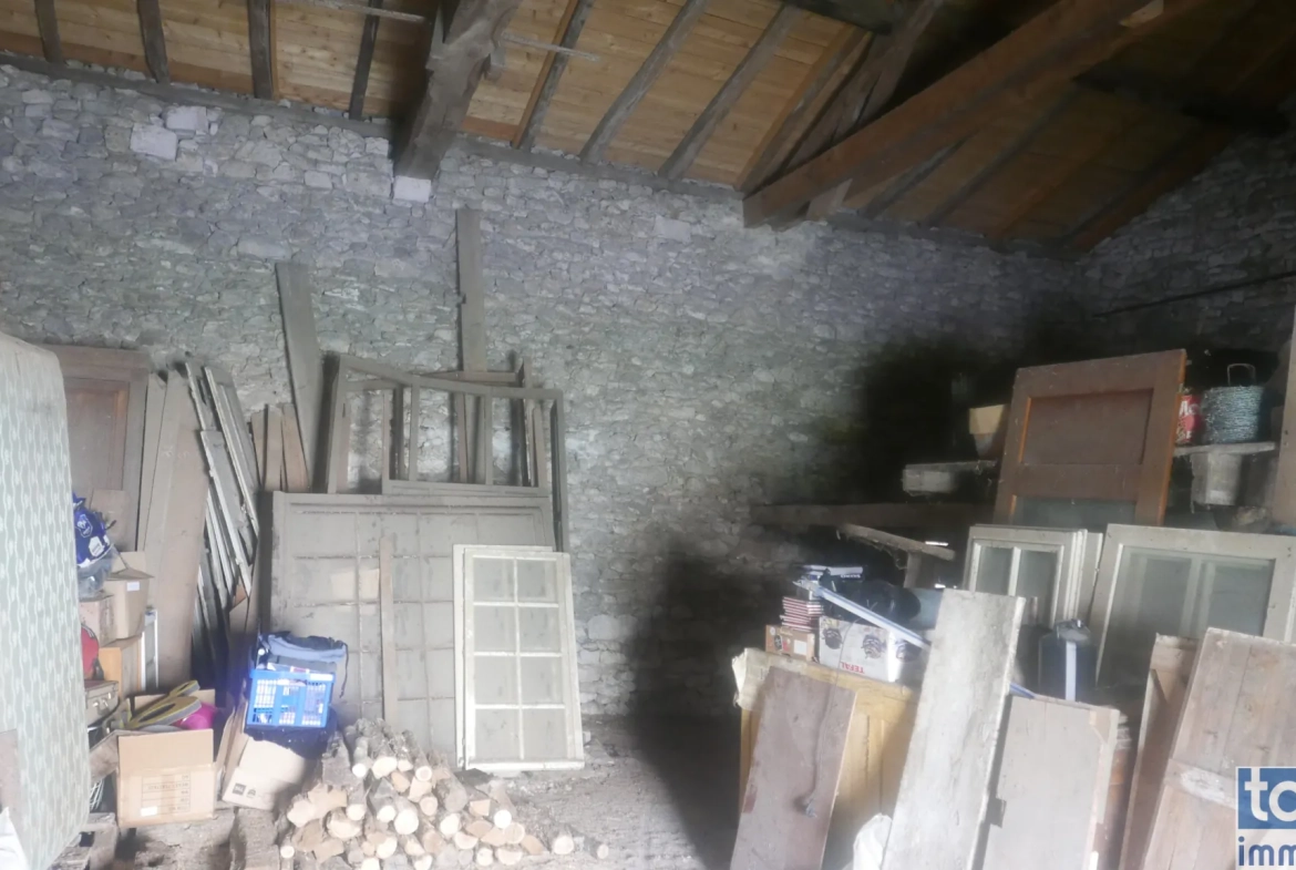 Maison en pierre à vendre à Sigoules avec dépendances et jardin 