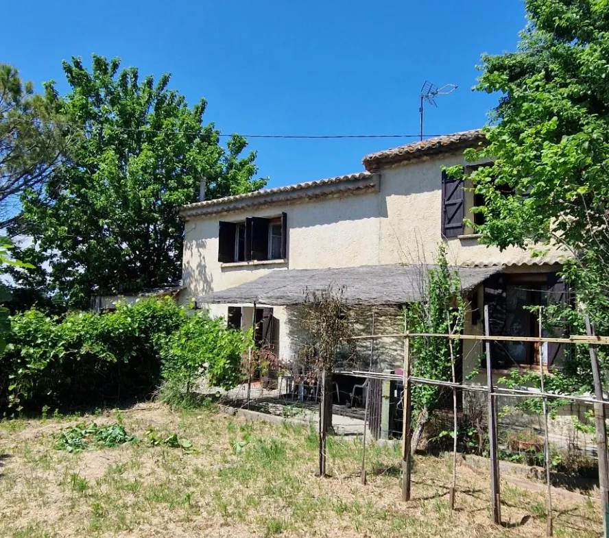 Maison de caractère à Lamotte du Rhone avec terrain de 643 m² 