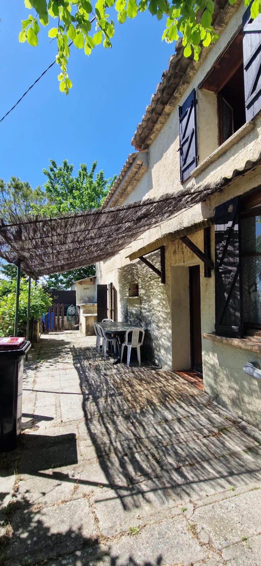 Maison de caractère à Lamotte du Rhone avec terrain de 643 m² 