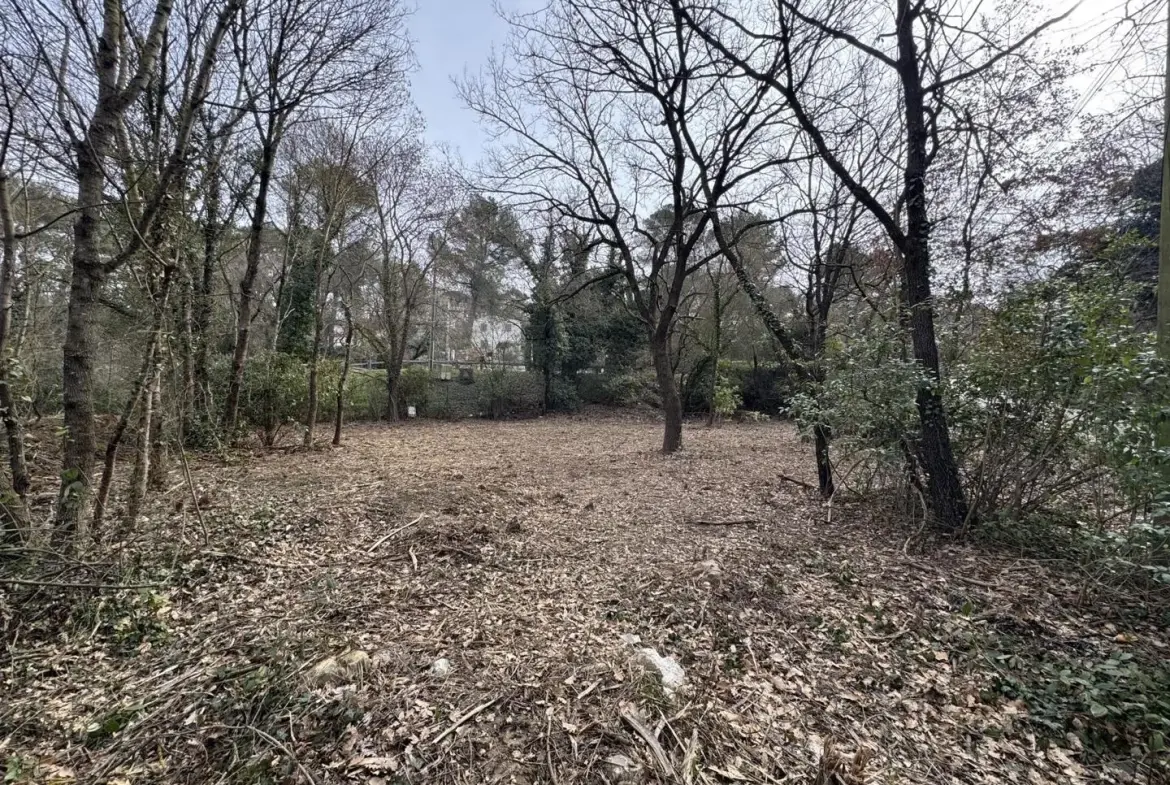Terrain constructible de 459 m² à Fuveau pour projet personnalisé 
