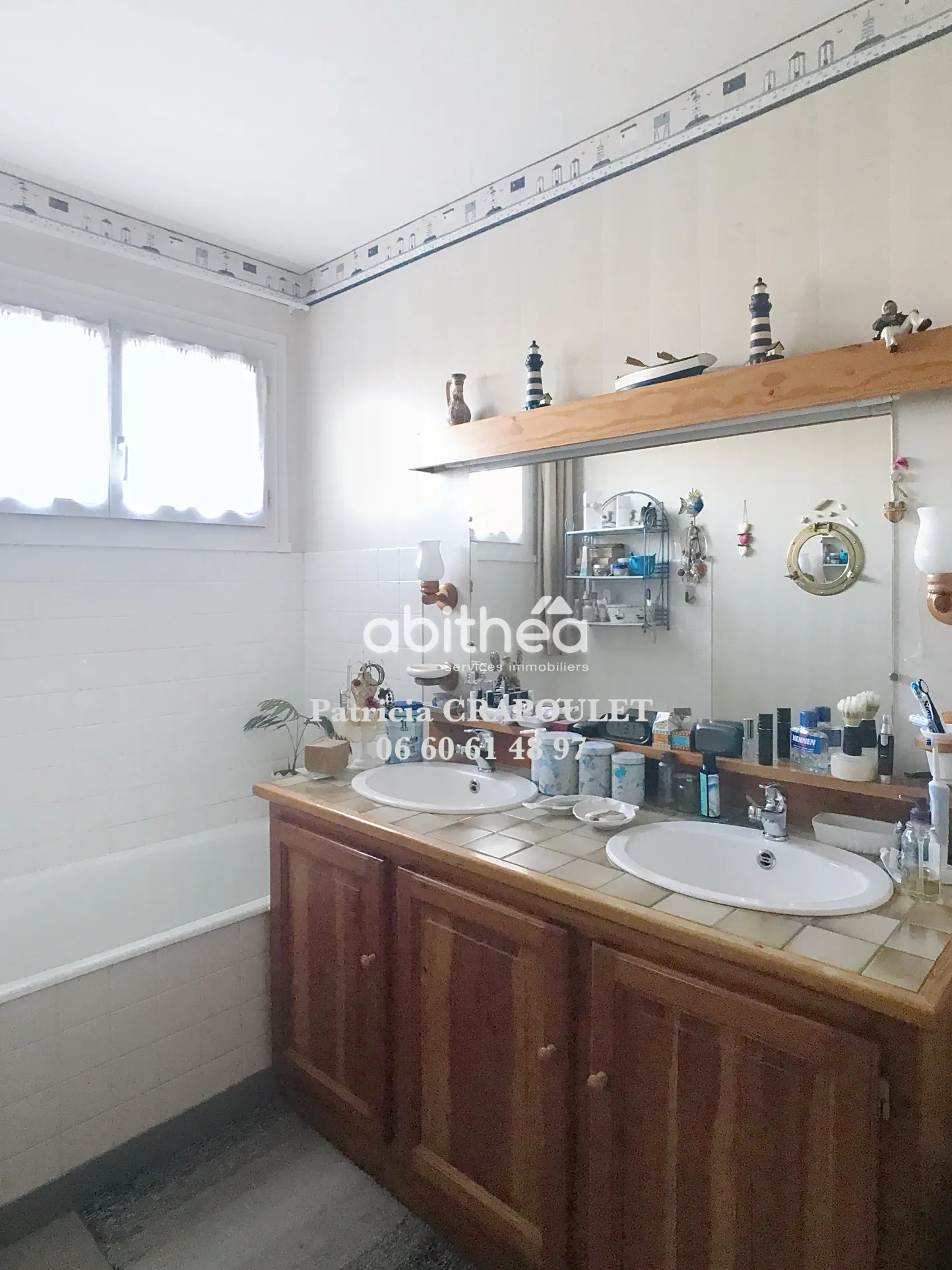 Maison de plain-pied avec piscine et 4 chambres à Puymoyen, idéalement située 