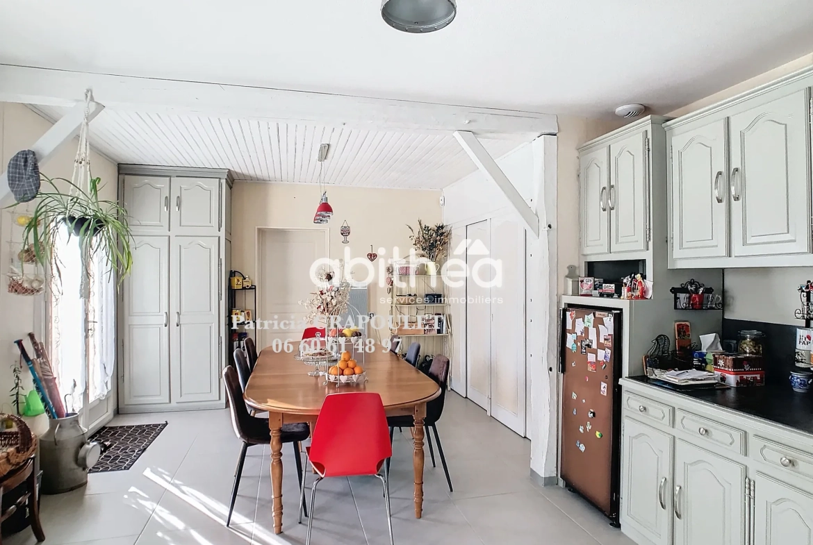 Maison de plain-pied avec piscine et 4 chambres à Puymoyen, idéalement située 