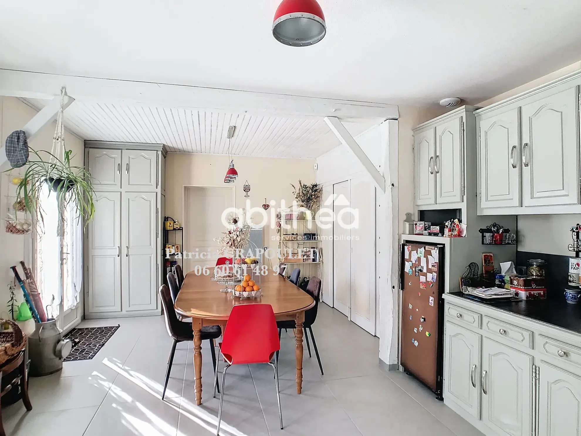 Maison de plain-pied avec piscine et 4 chambres à Puymoyen, idéalement située 