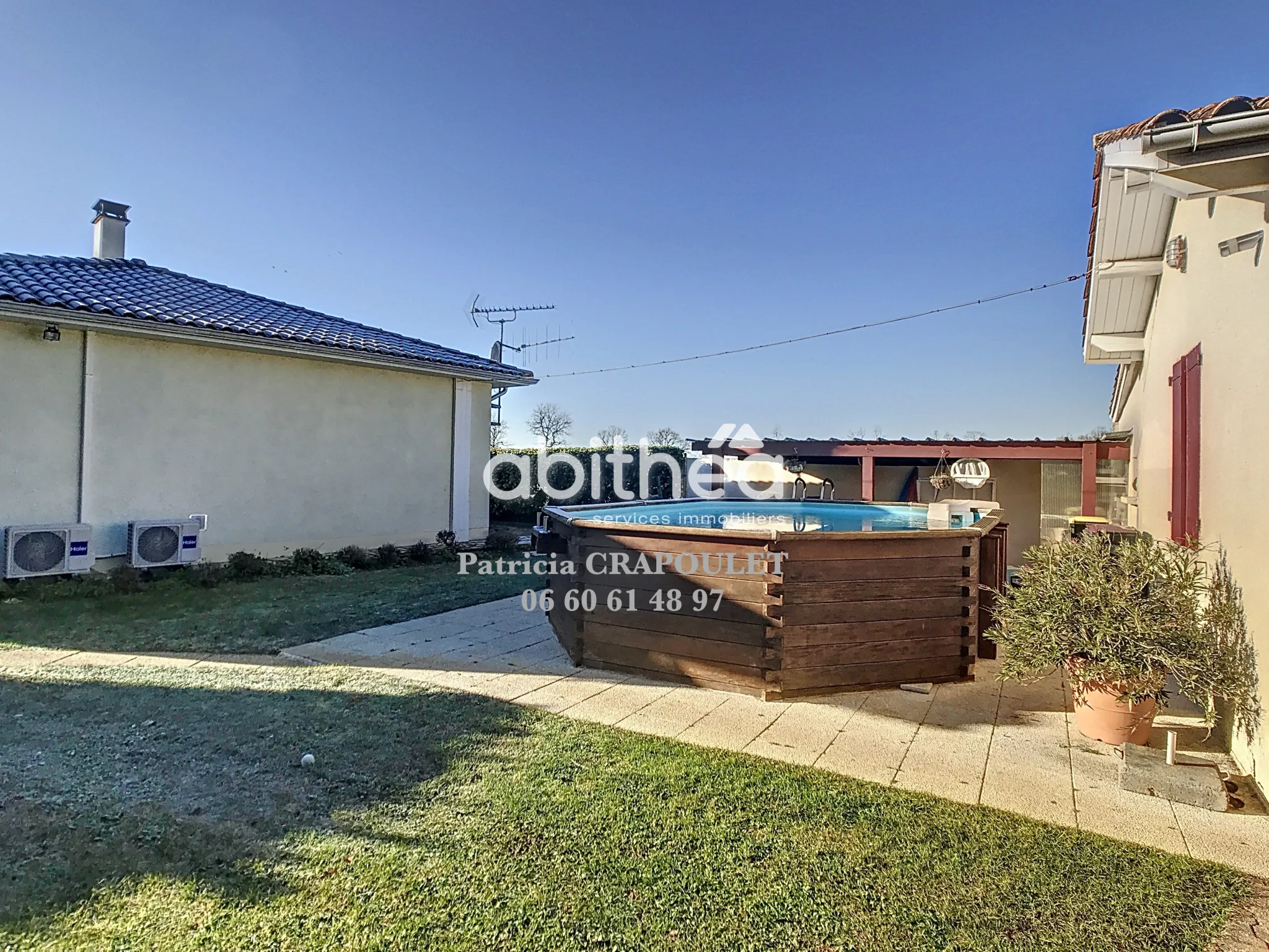 Maison de plain-pied avec piscine et 4 chambres à Puymoyen, idéalement située 