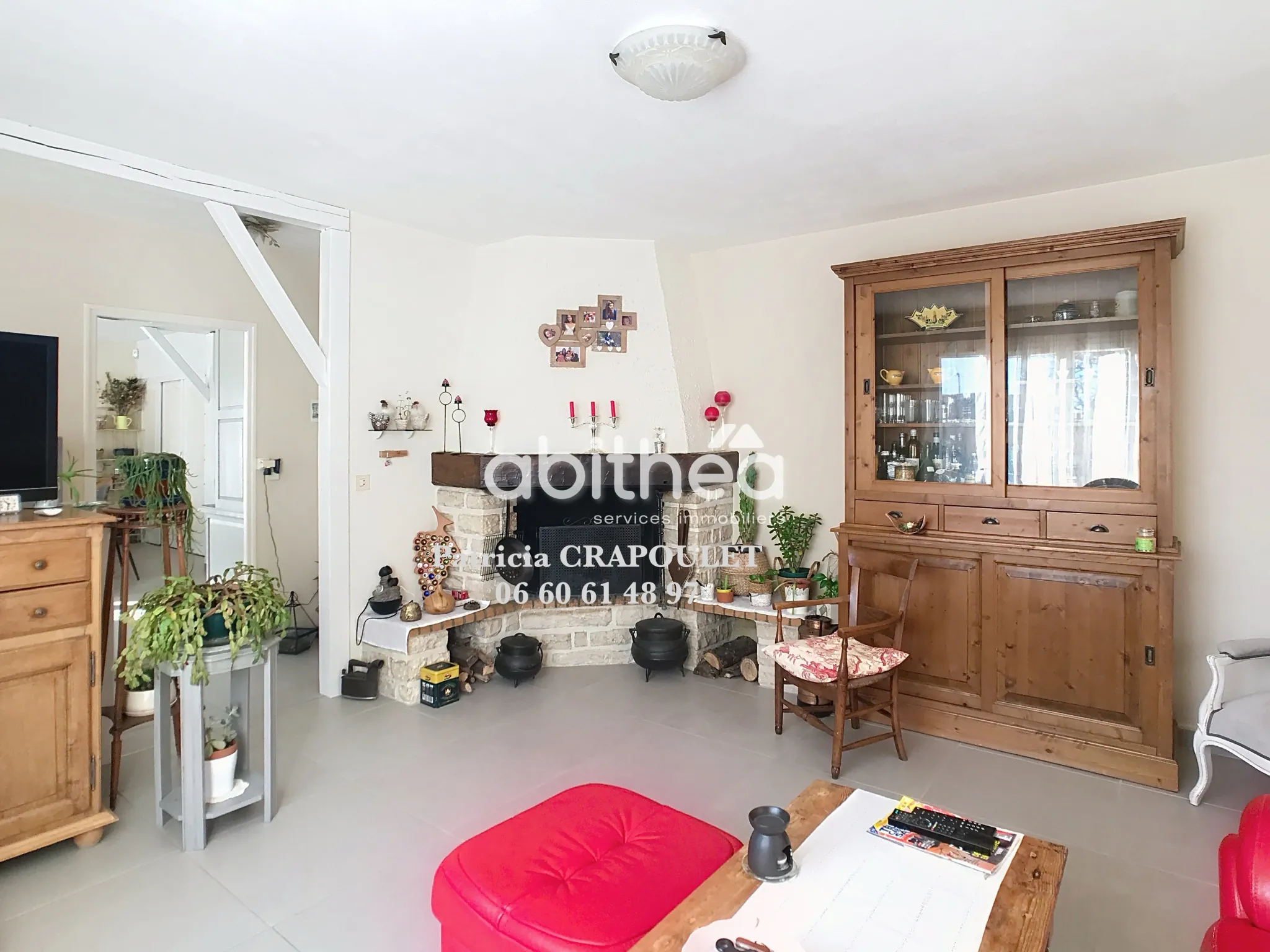 Maison de plain-pied avec piscine et 4 chambres à Puymoyen, idéalement située 