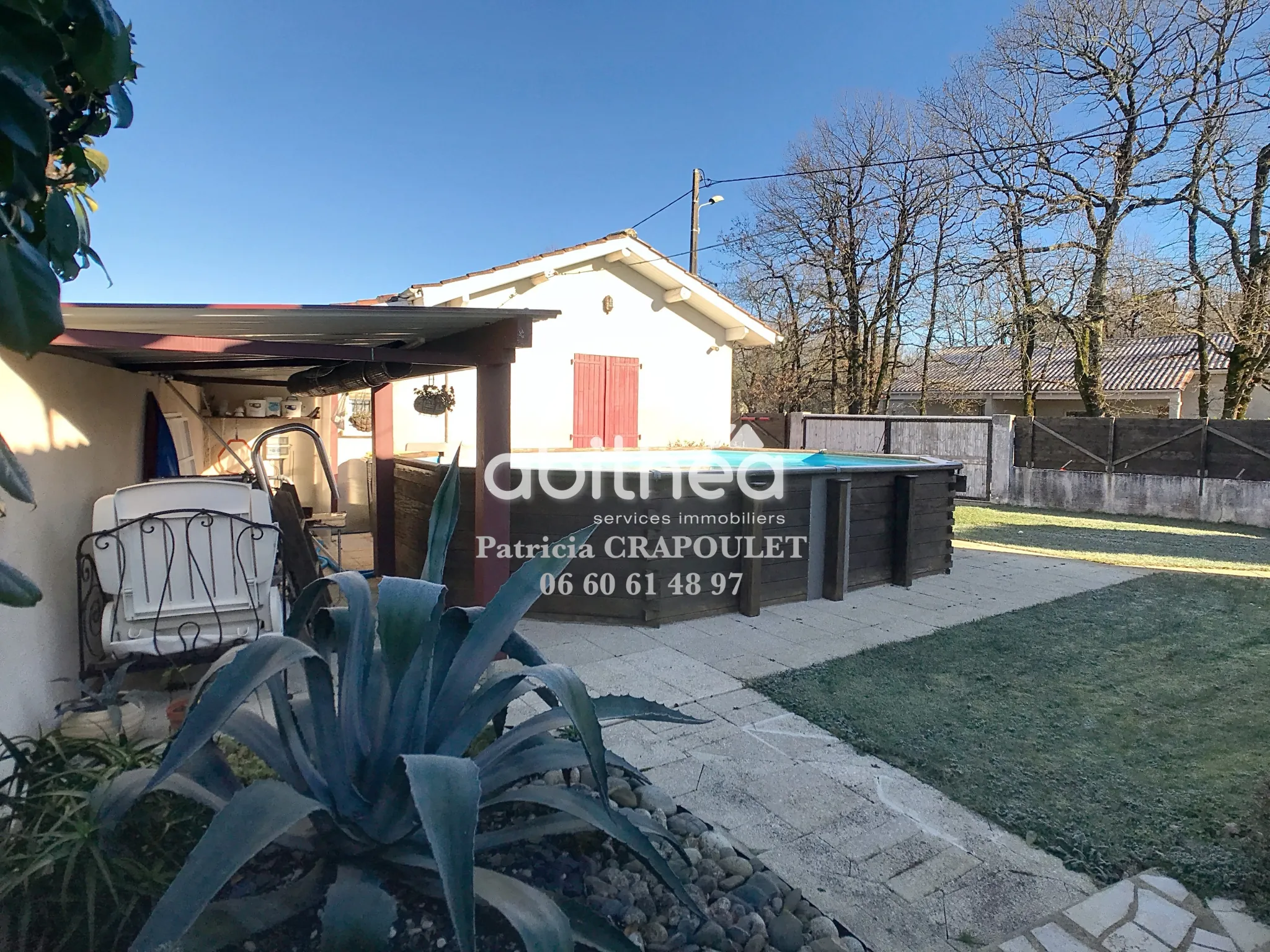 Maison de plain-pied avec piscine et 4 chambres à Puymoyen, idéalement située 