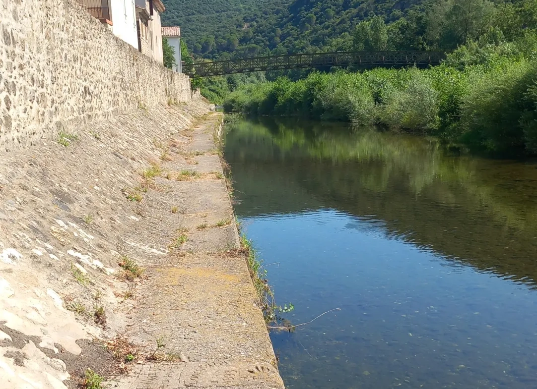 Maison de village avec vue rivière à vendre à Villemagne l'Argentièree 