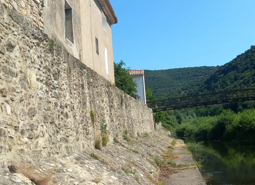 Maison de village avec vue rivière à vendre à Villemagne l'Argentièree 