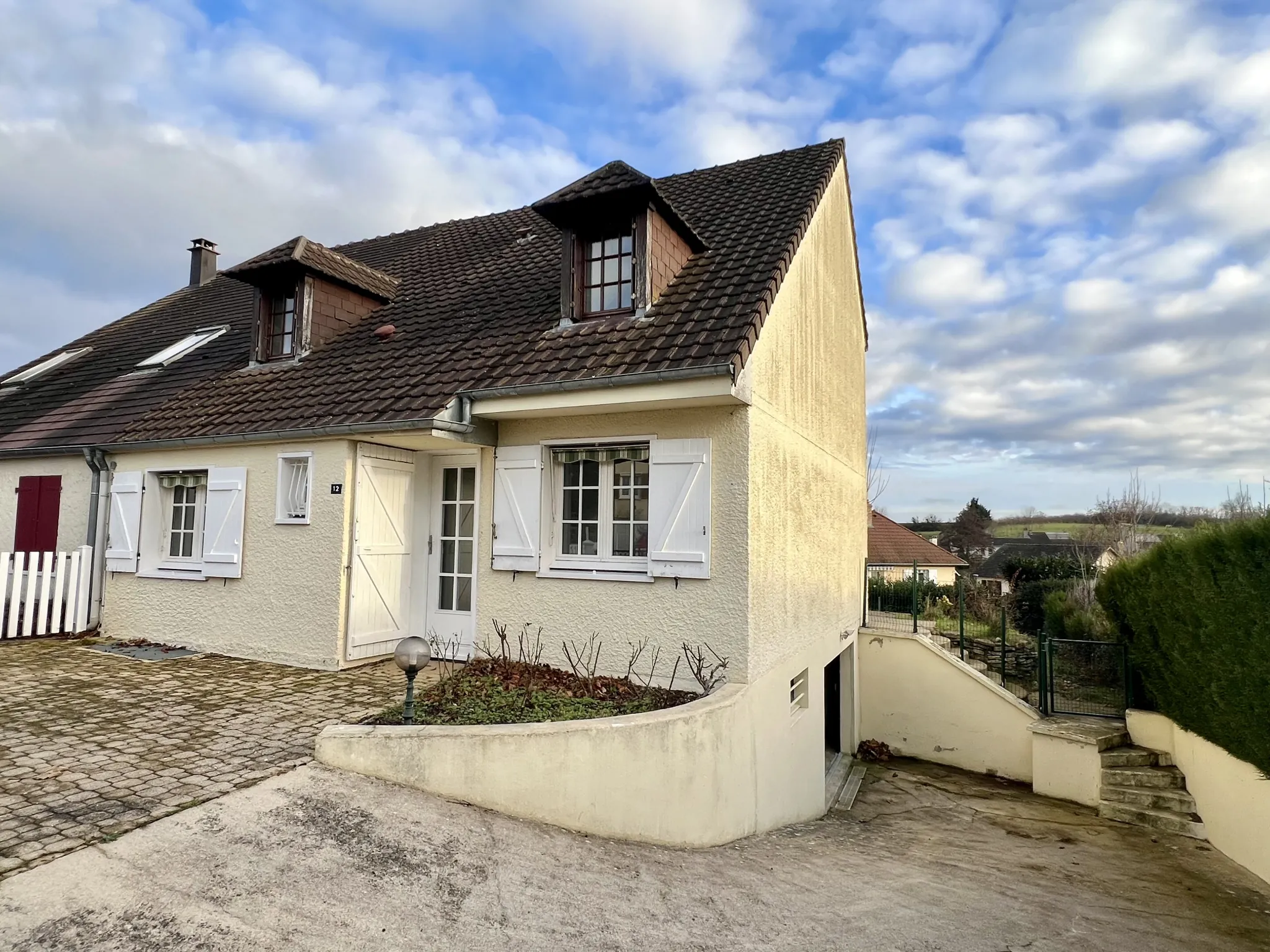 Maison à vendre à Semur-en-Auxois avec 4 chambres, garage et terrasse 