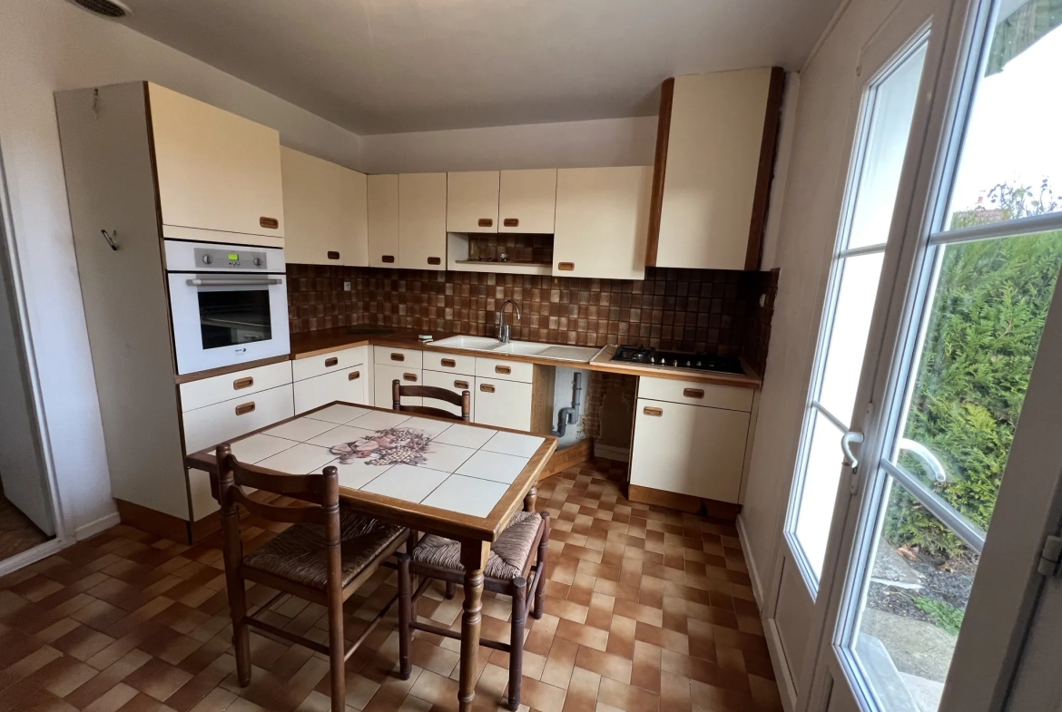Maison à vendre à Semur-en-Auxois avec 4 chambres, garage et terrasse 
