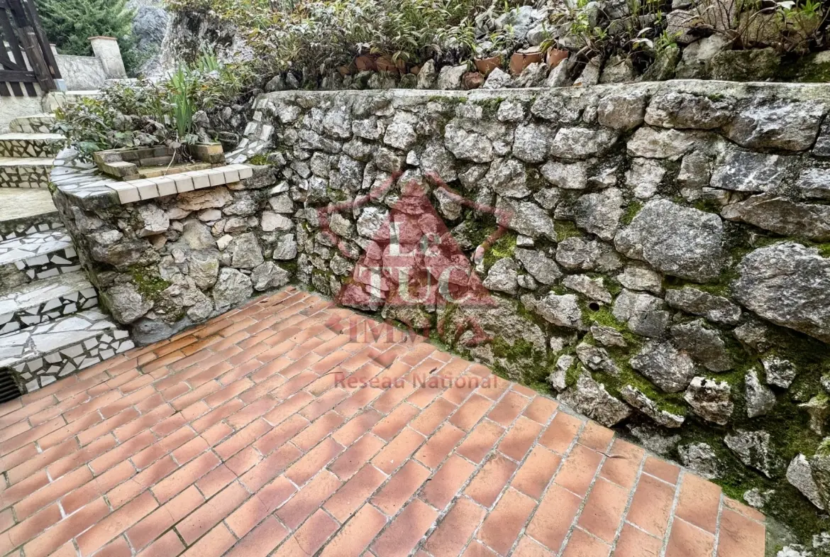 Joli duplex 47 m² avec vue montagne à Gréolières village 