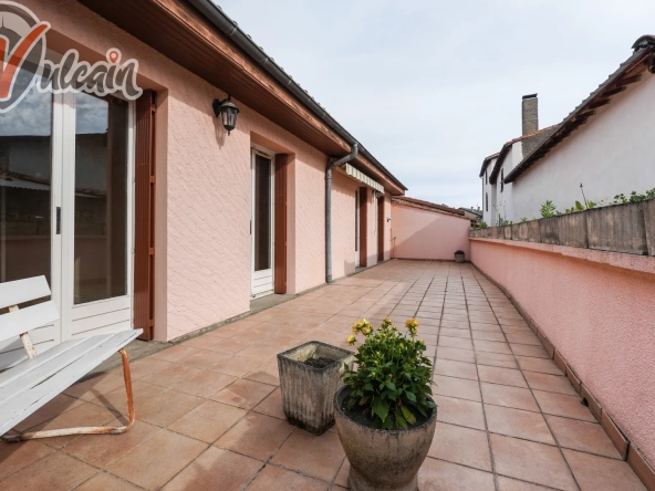 Maison de ville lumineuse avec terrasses et grand garage à Pont du Château