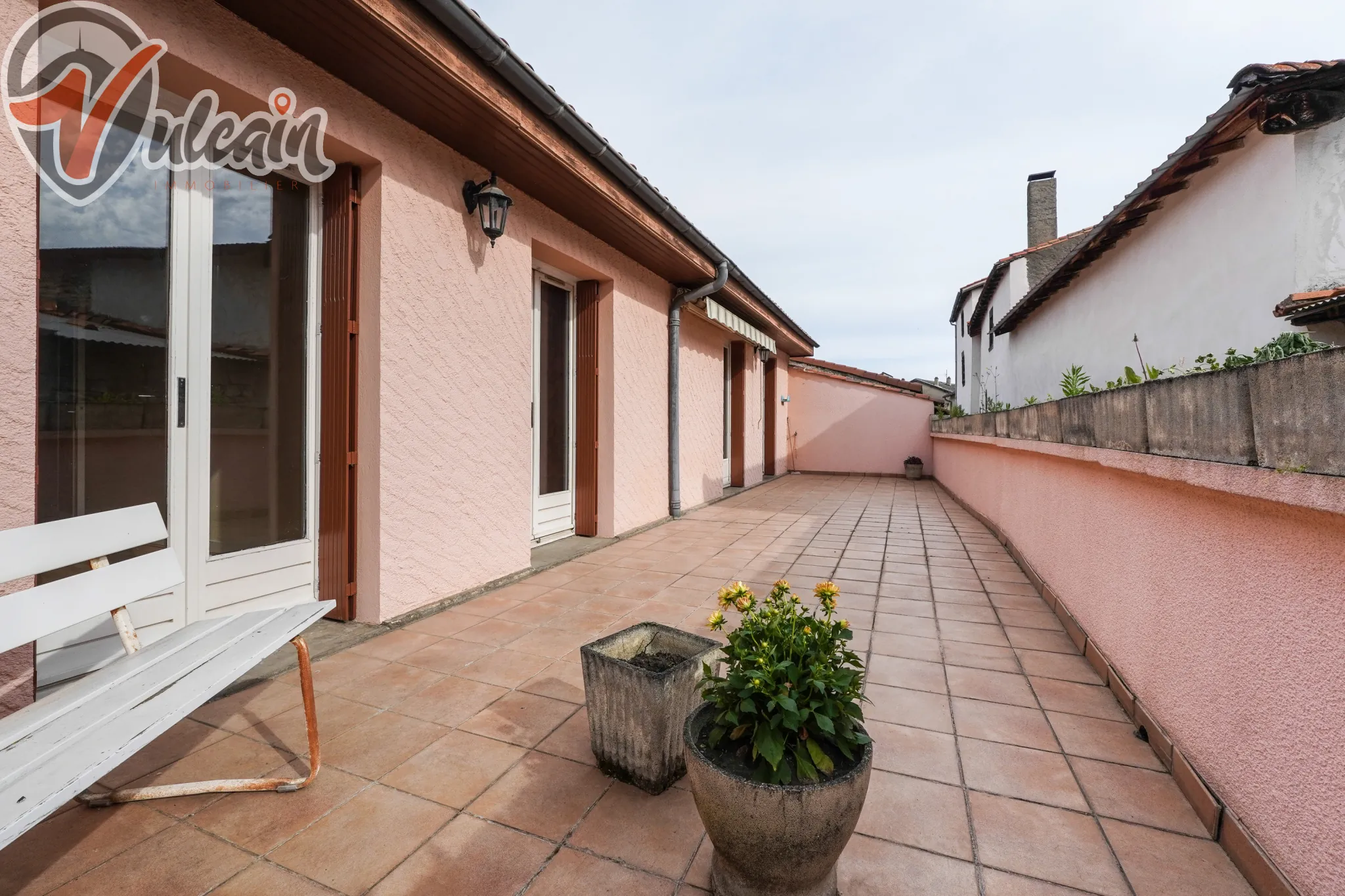 Maison de ville lumineuse avec terrasses et grand garage à Pont du Château 