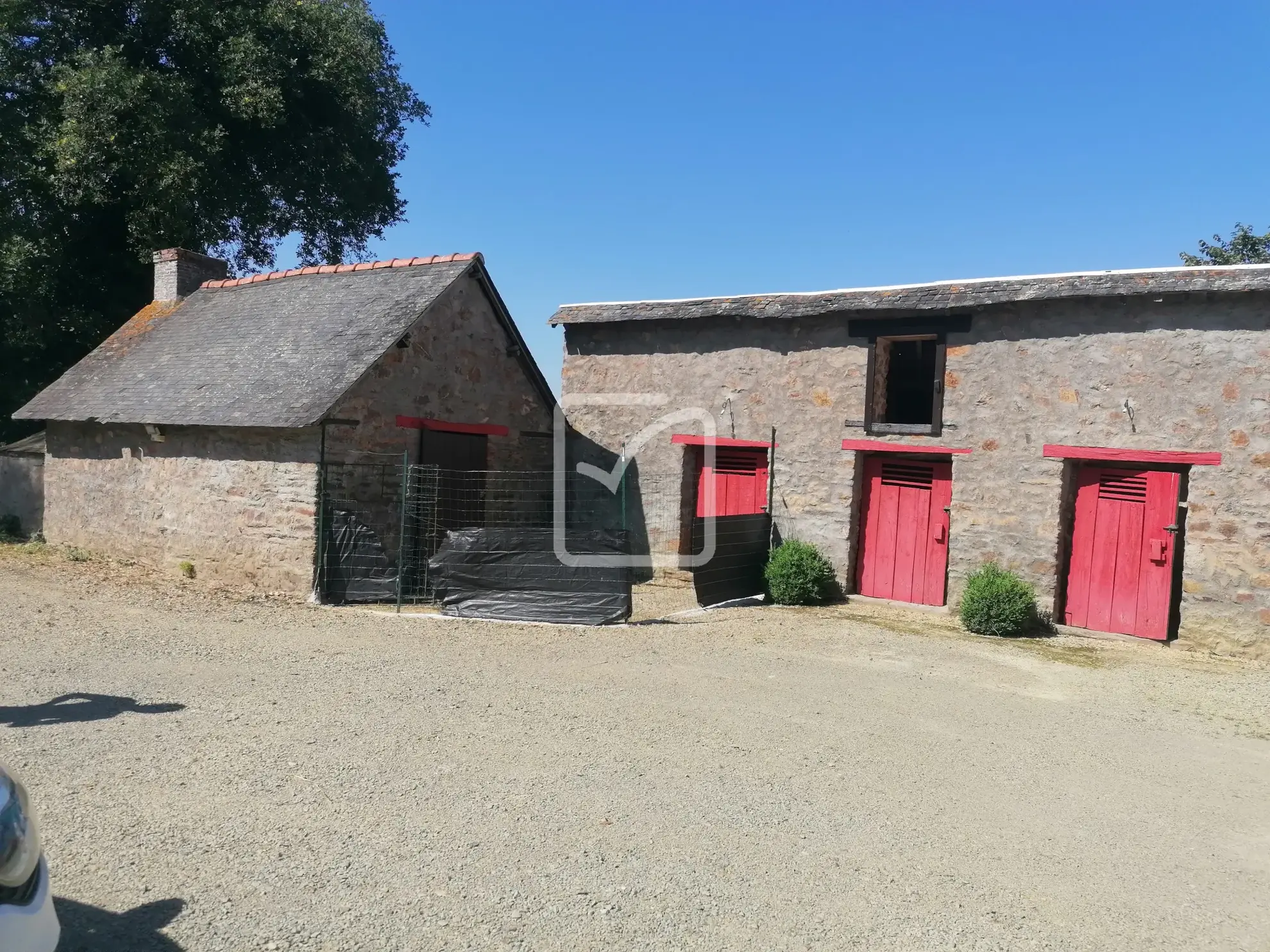 Maison en pierre avec dépendances à Maure de Bretagne - Calme et potentiel 