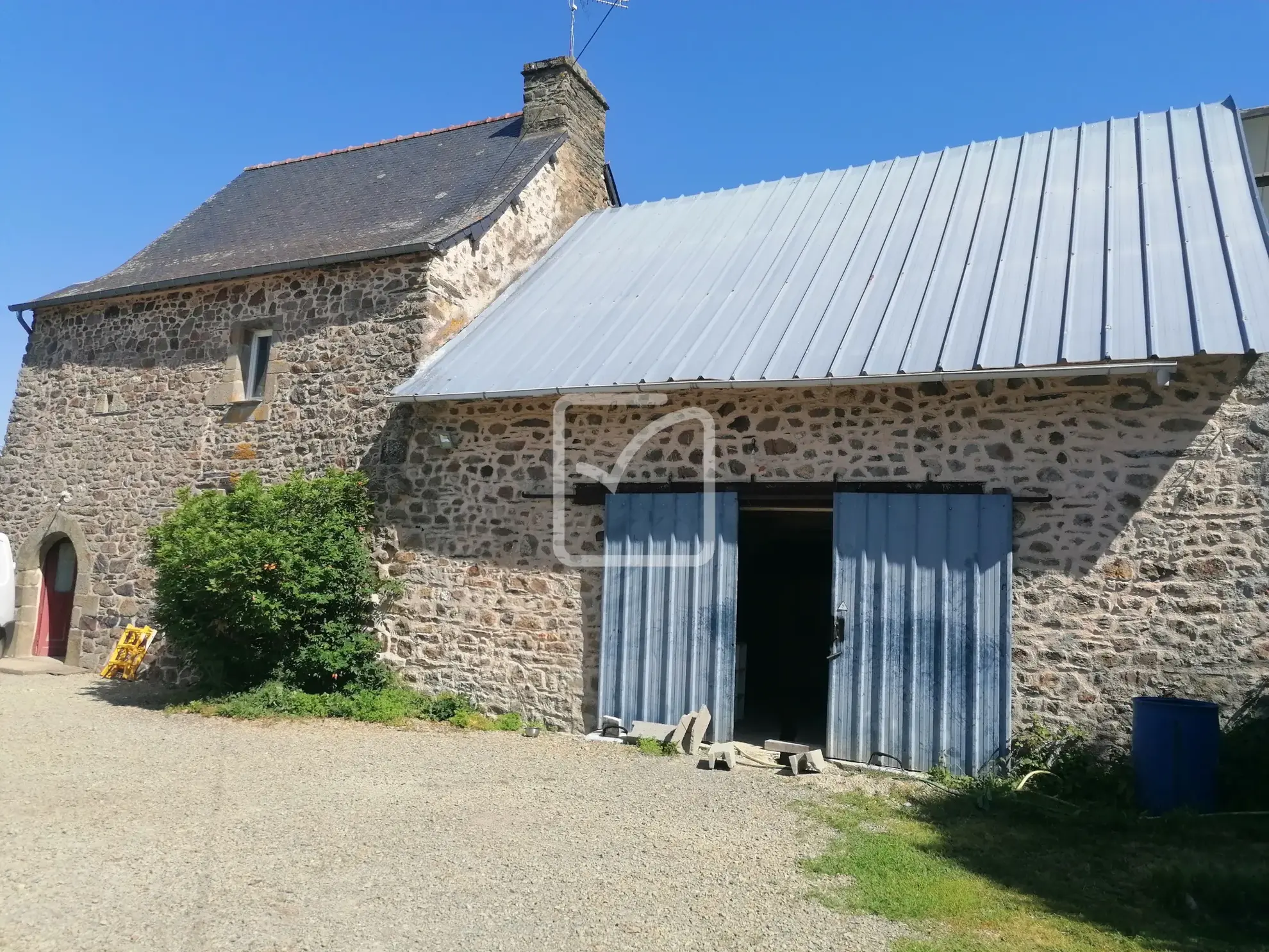 Maison en pierre avec dépendances à Maure de Bretagne - Calme et potentiel 