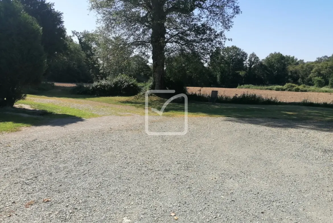 Maison en pierre avec dépendances à Maure de Bretagne - Calme et potentiel 
