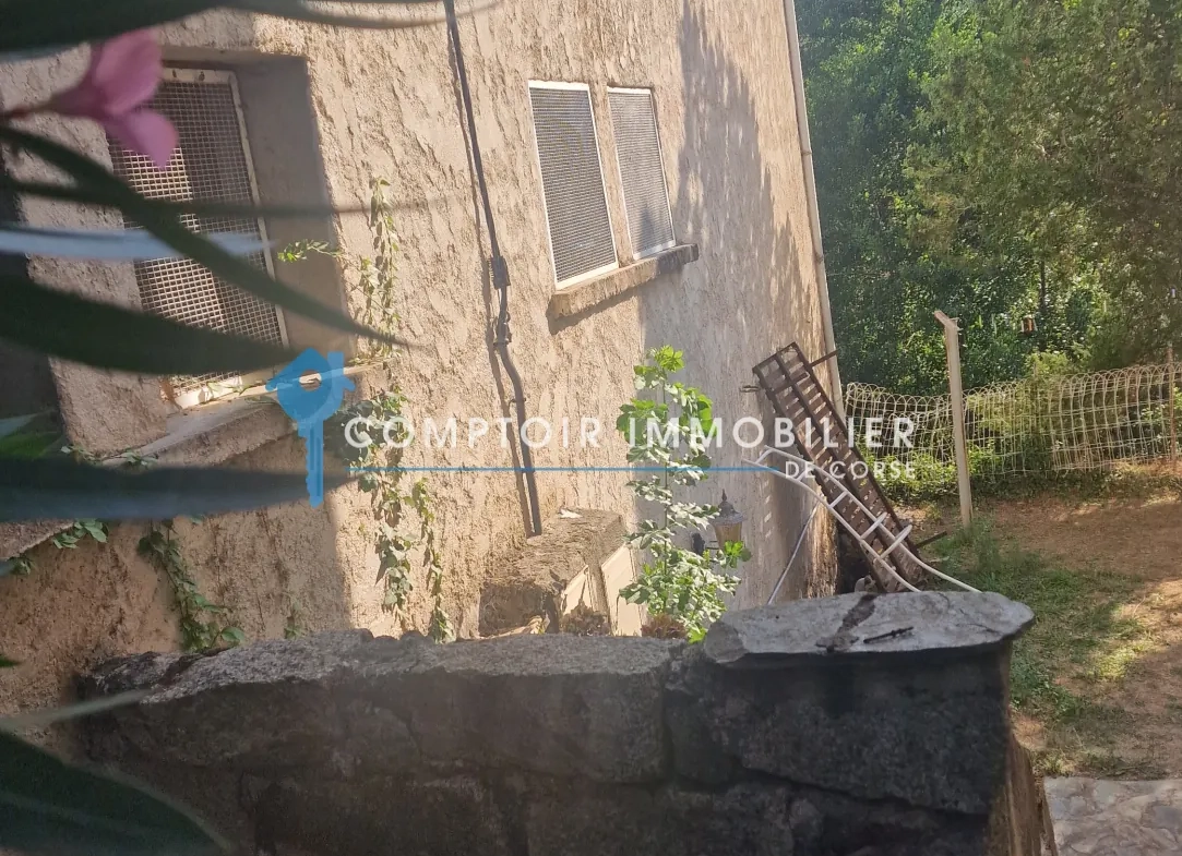 Maison de village à Ghisoni de 87 m² avec studio, potentiel et vue montagne 