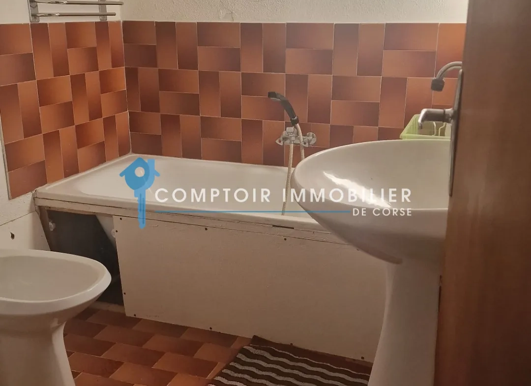 Maison de village à Ghisoni de 87 m² avec studio, potentiel et vue montagne 