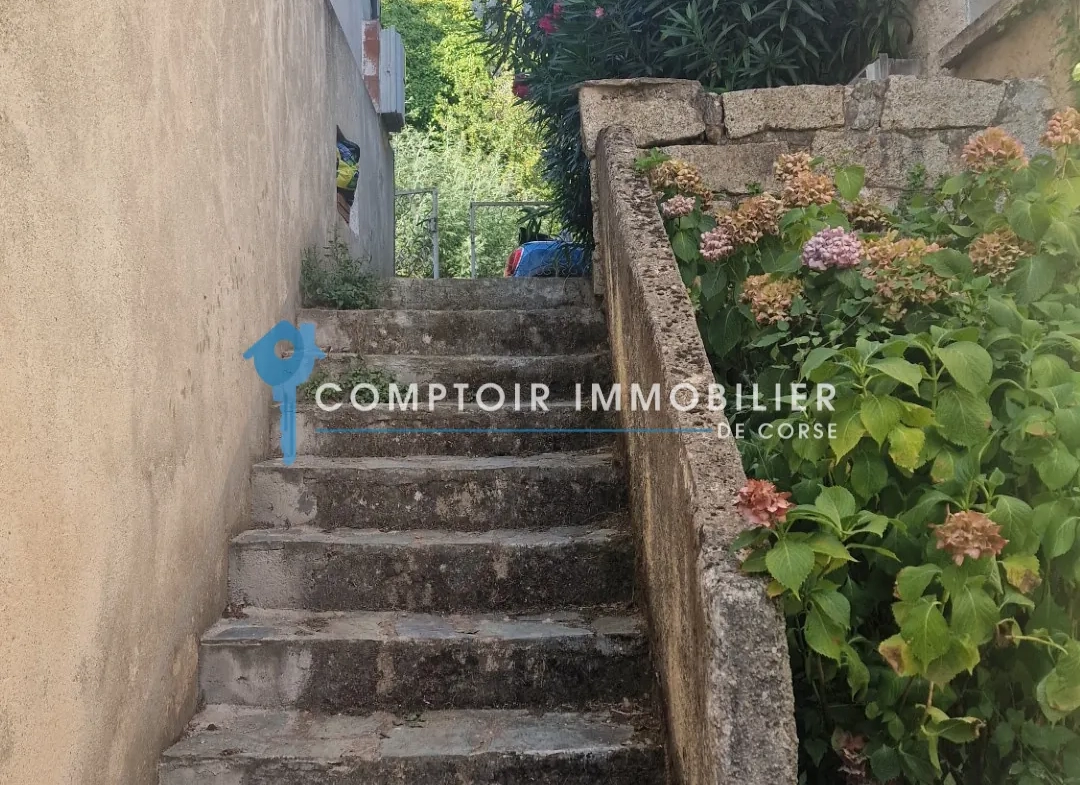 Maison de village à Ghisoni de 87 m² avec studio, potentiel et vue montagne 