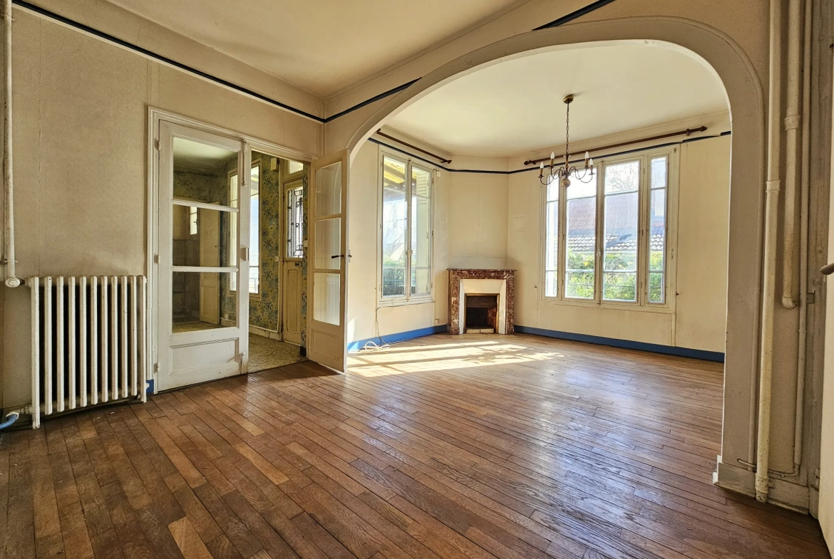 Maison à rénover avec cachet d'époque en centre-ville de Villecresnes 