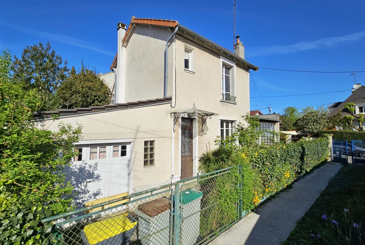 Maison à rénover avec cachet d'époque en centre-ville de Villecresnes 