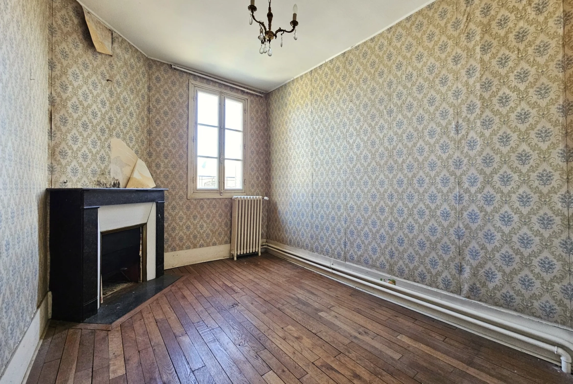 Maison à rénover avec cachet d'époque en centre-ville de Villecresnes 