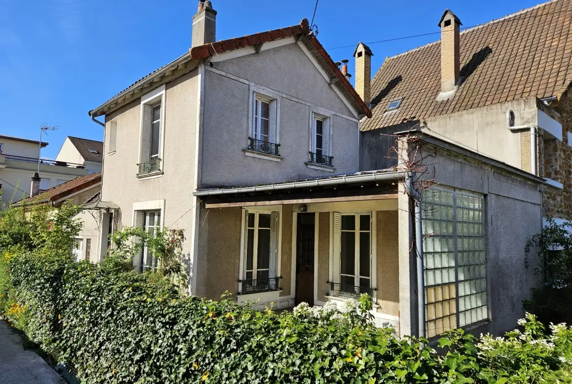 Maison à rénover avec cachet d'époque en centre-ville de Villecresnes 