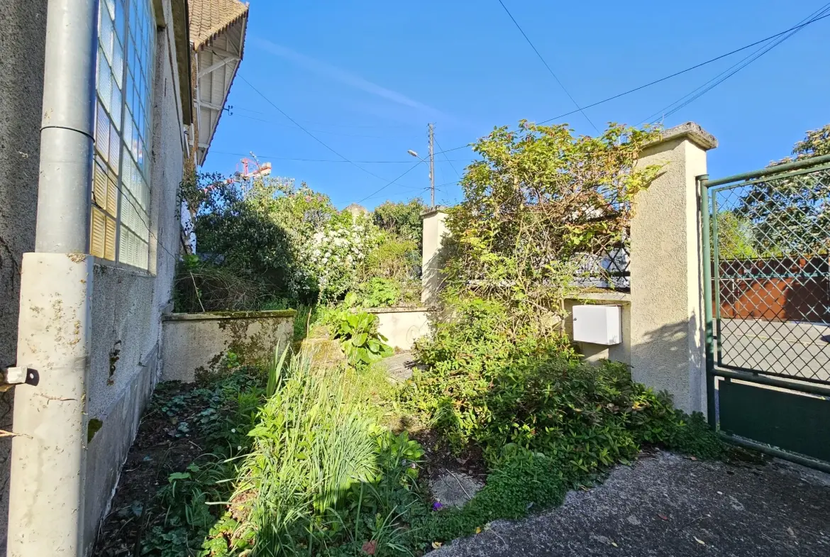 Maison à rénover avec cachet d'époque en centre-ville de Villecresnes 