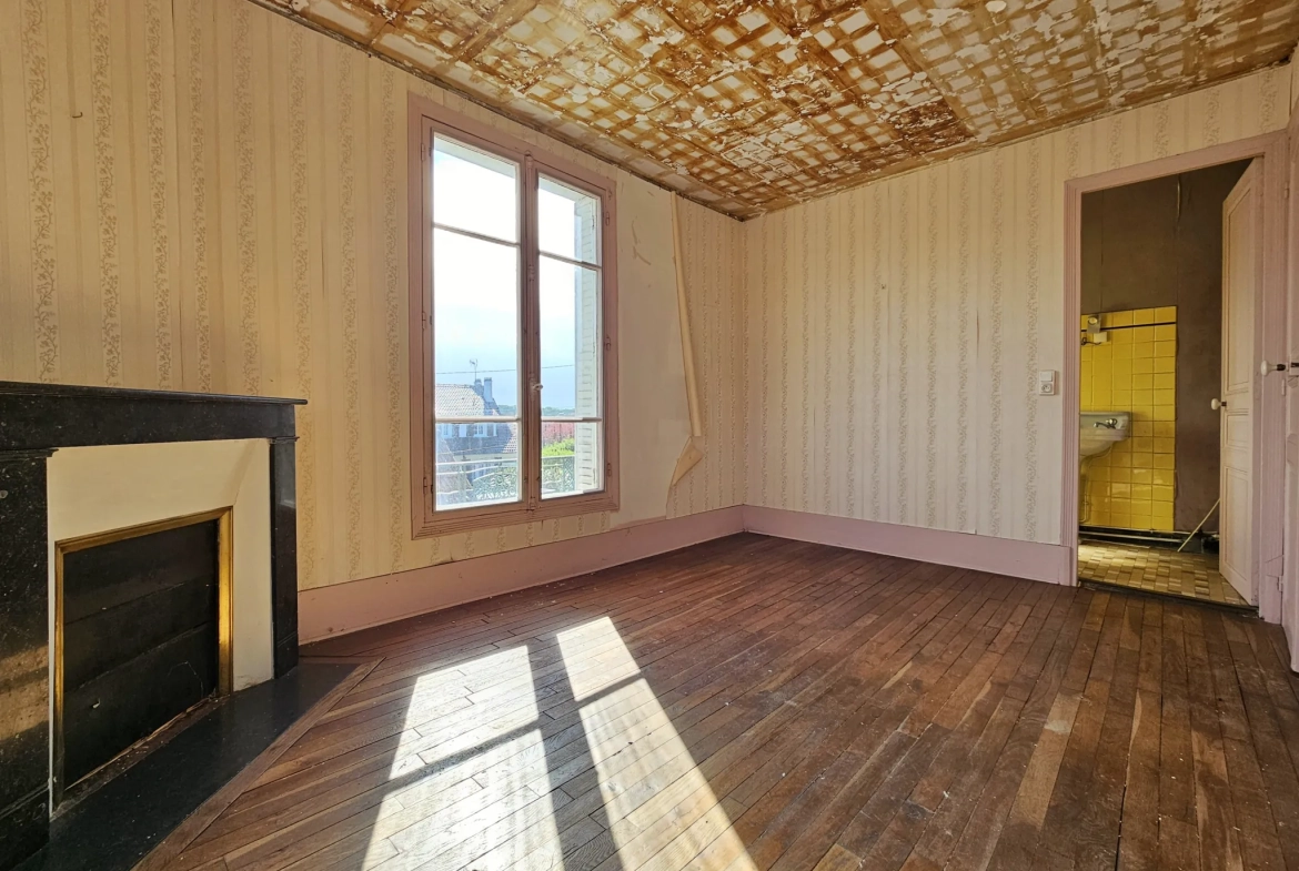 Maison à rénover avec cachet d'époque en centre-ville de Villecresnes 