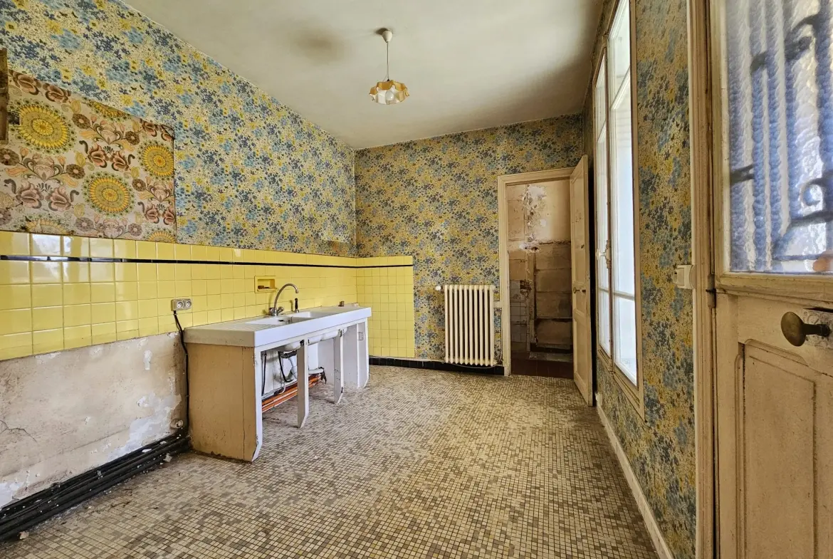 Maison à rénover avec cachet d'époque en centre-ville de Villecresnes 