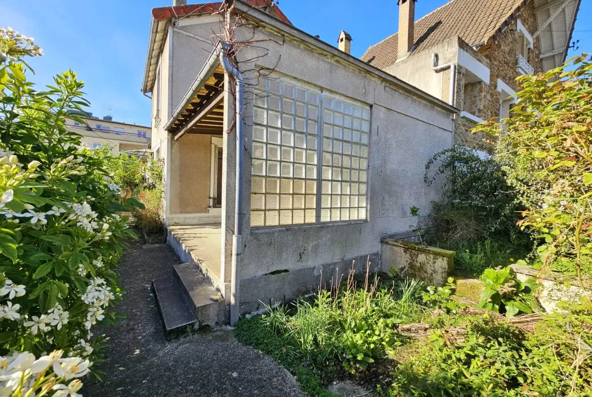 Maison à rénover avec cachet d'époque en centre-ville de Villecresnes 