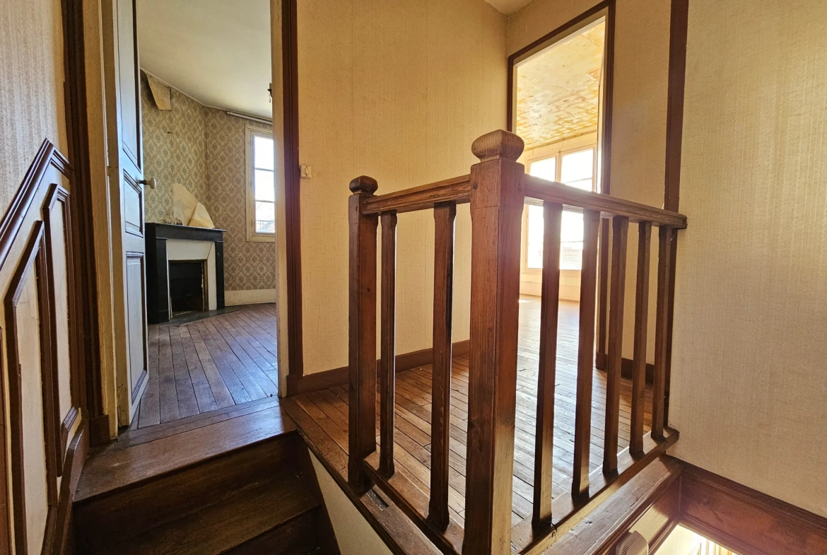 Maison à rénover avec cachet d'époque en centre-ville de Villecresnes 